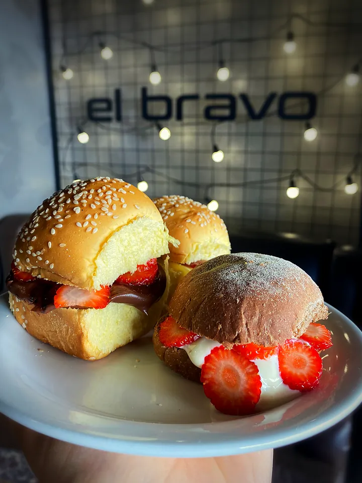 Mini-hambúrgueres doces com morango, Nutella e creme de ninho