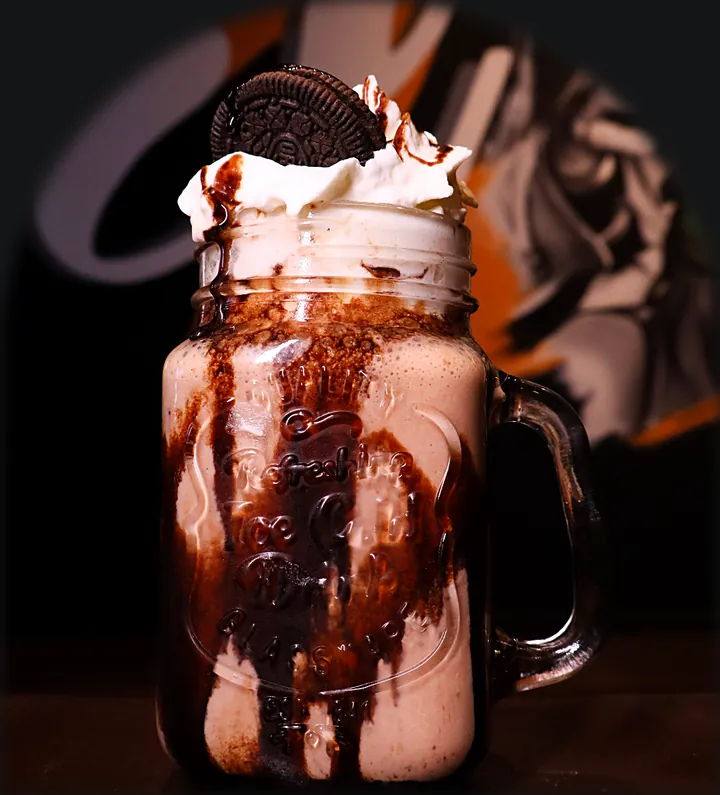 Milkshake com calda de chocolate e biscoito